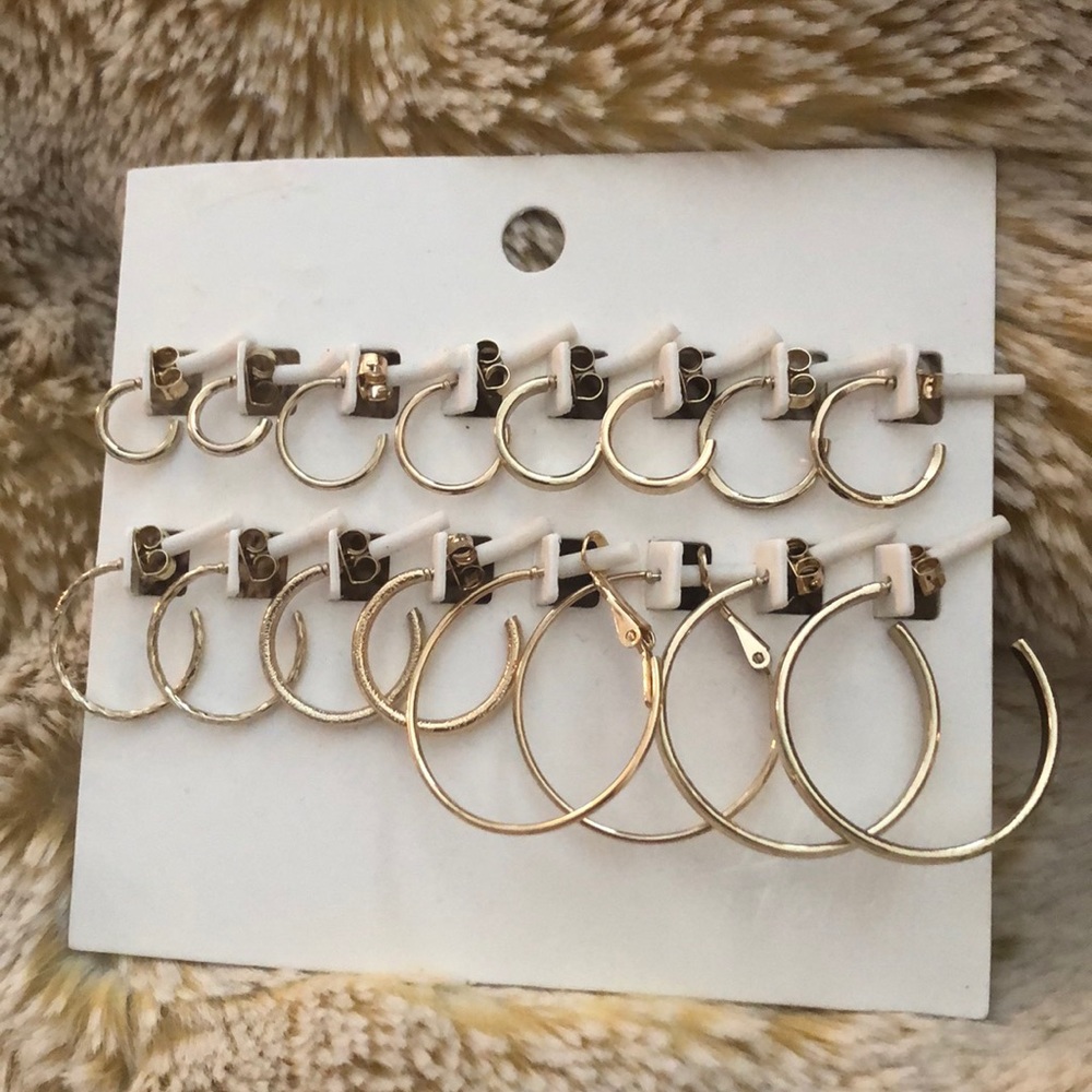 Gold set of earrings